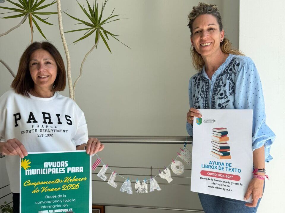 Dos mujeres sosteniendo carteles sobre ayudas para campamentos urbanos de verano