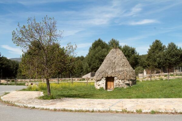 Construcción tradicional en Castilla y León rodeada de naturaleza