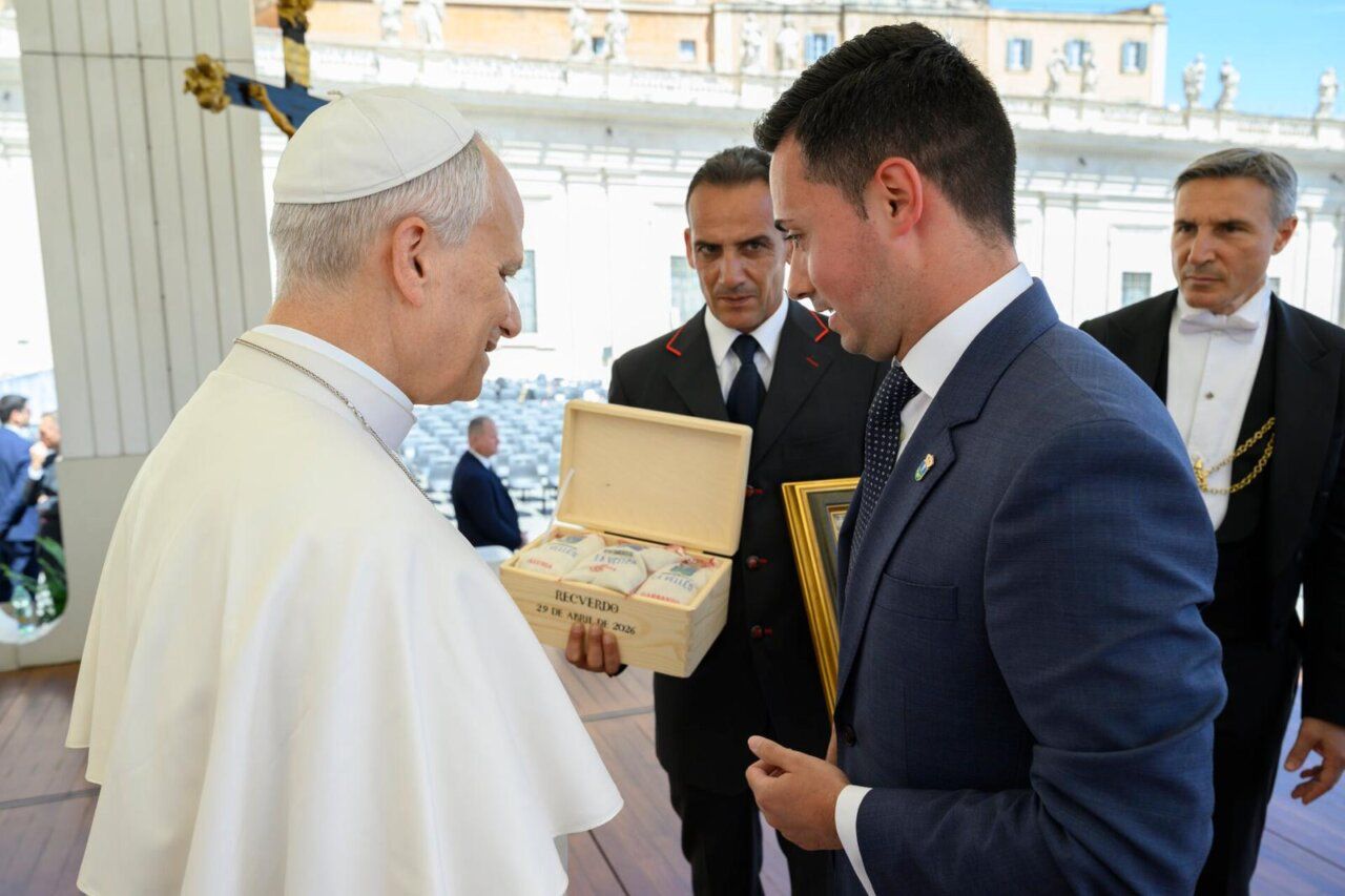 El alcalde de La Vellés entrega un obsequio al Papa León XIV en el Vaticano.
