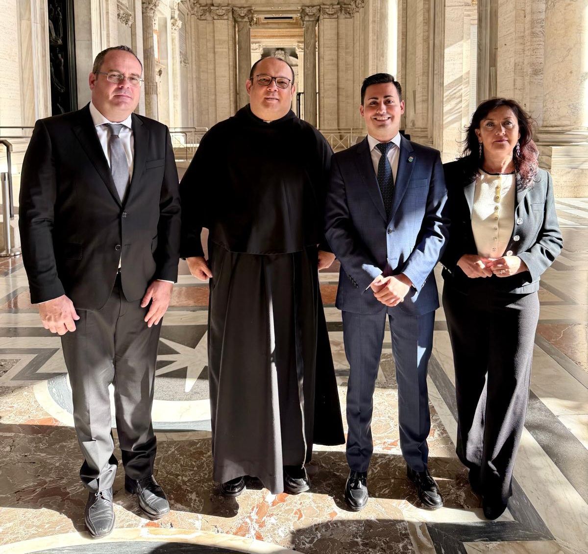 Delegación del Ayuntamiento de La Vellés en audiencia con el Papa León XIV