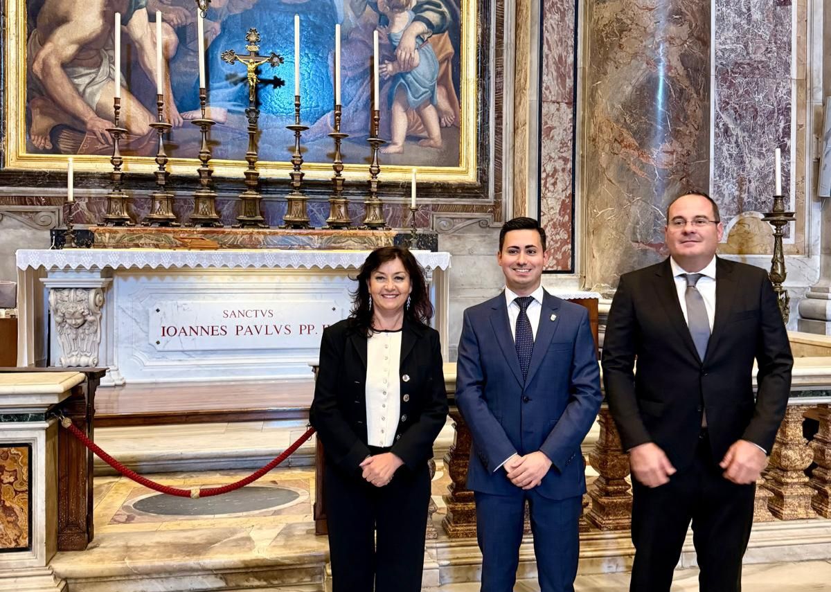 Delegación del Ayuntamiento de La Vellés en el Vaticano con altar de fondo