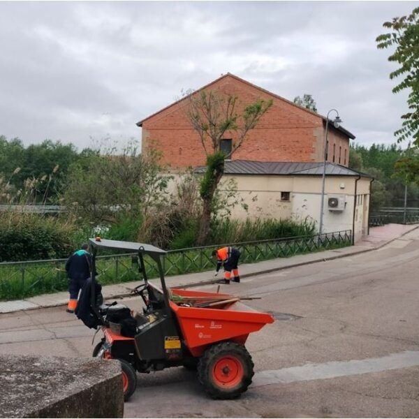 Trabajadores realizando mantenimiento en Alba de Tormes con maquinaria