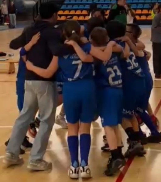 Equipo de baloncesto escolar en un momento de celebración en Salamanca