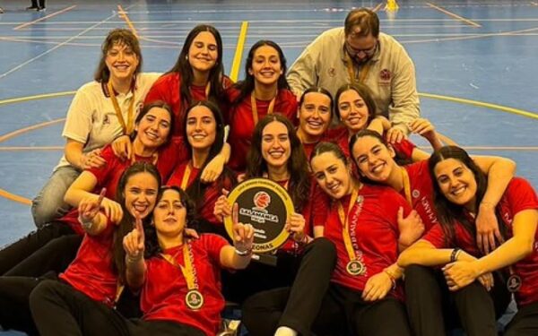 Equipo femenino de baloncesto de la USAL celebrando su victoria en el Trofeo Diputación