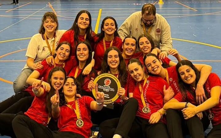 Equipo femenino de baloncesto de la USAL celebrando su victoria en el Trofeo Diputación