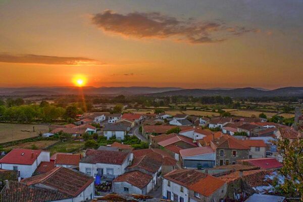 Vista panorámica del pueblo de Barruecopardo al atardecer
