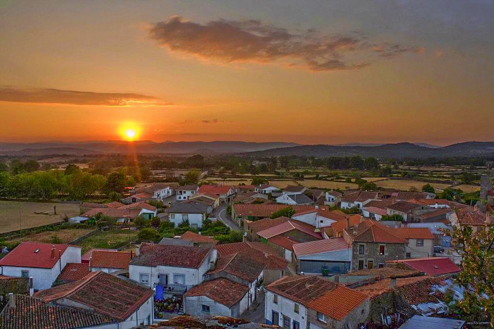 Vista panorámica del pueblo de Barruecopardo al atardecer