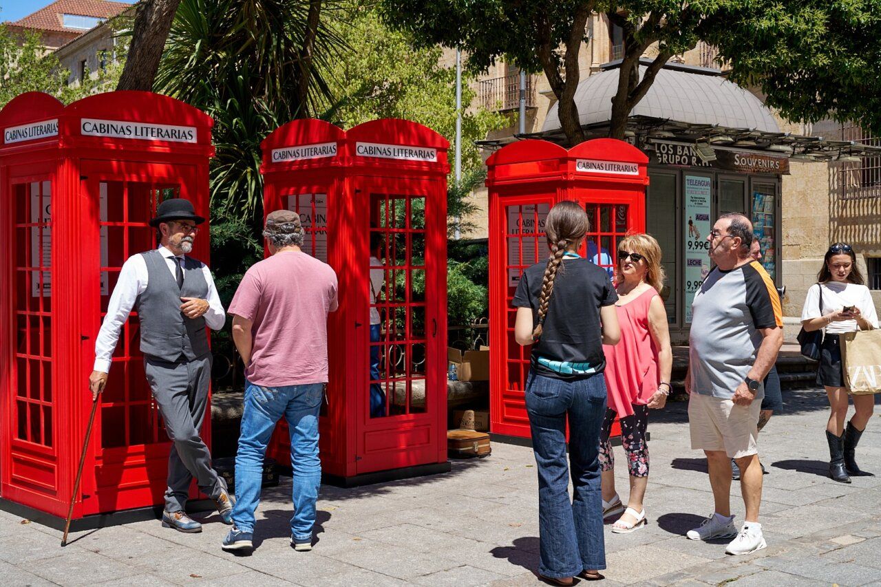 Personas interactuando con cabinas literarias en Salamanca