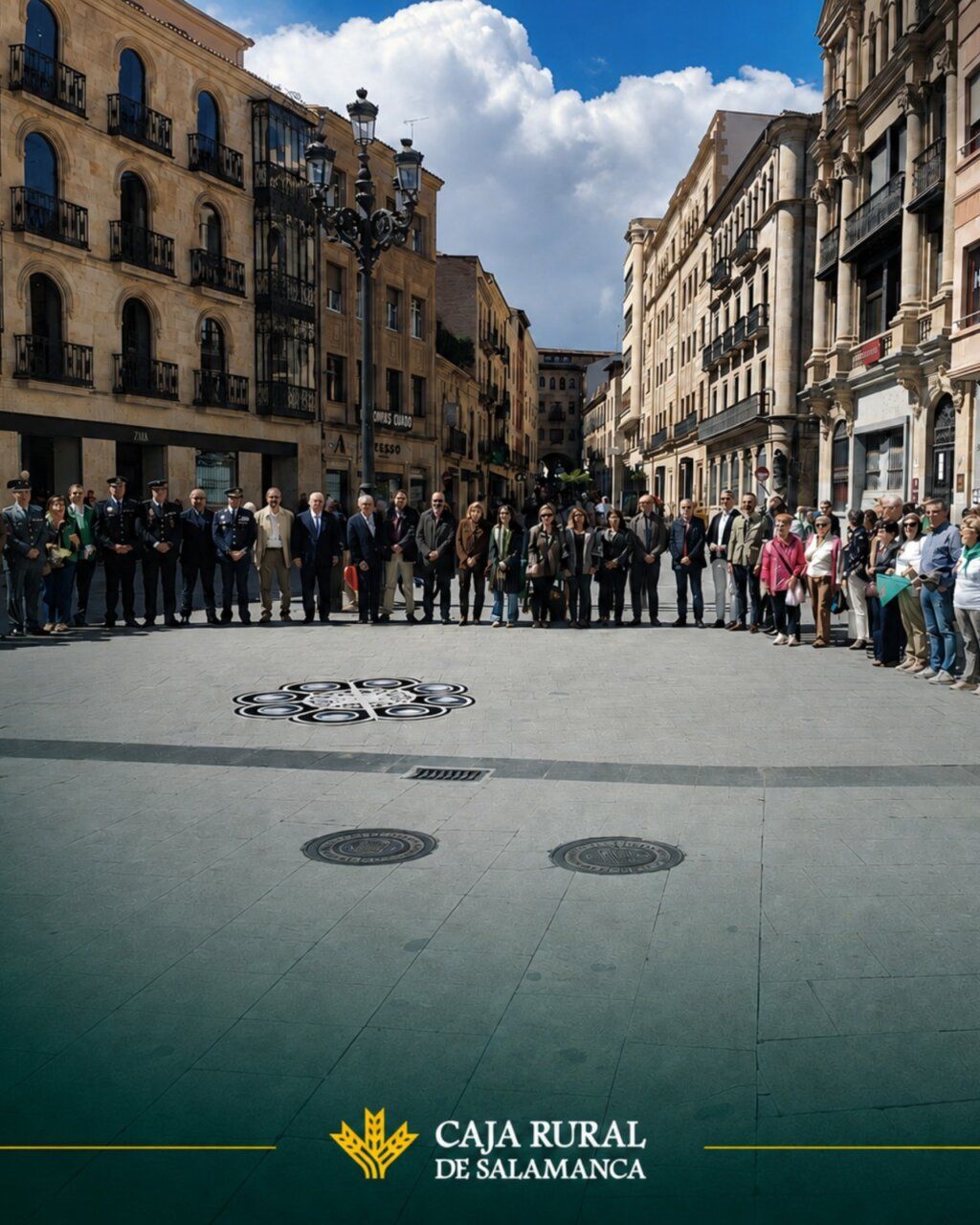 Grupo de personas en la plaza apoyando la Asociación Española Contra el Cáncer