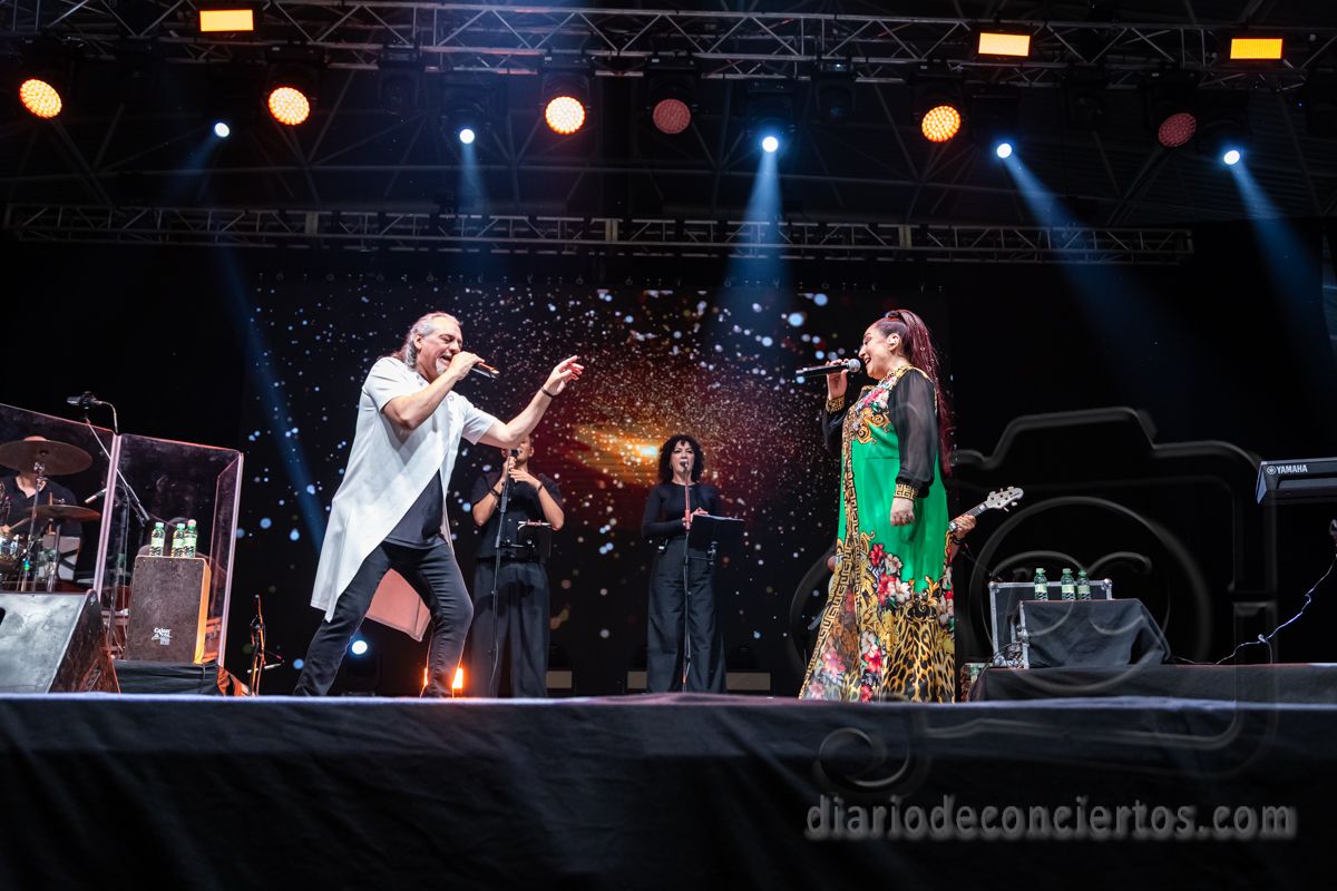Camela actuando en un concierto lleno de energía y música