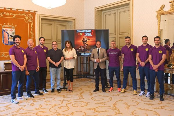 Equipo de bomberos de Salamanca en presentación del campeonato de fútbol 7
