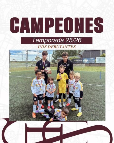 Niños de la cantera celebrando su campeonato de fútbol con medallas