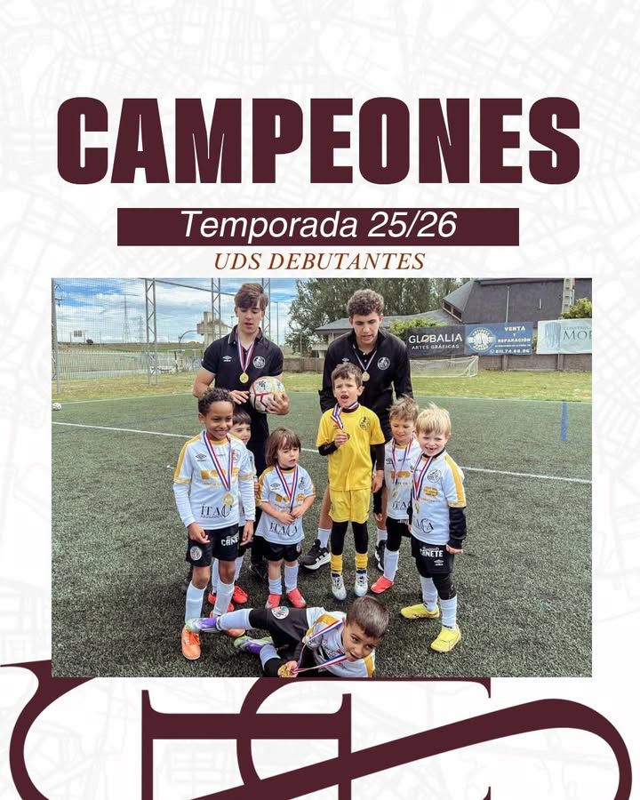 Niños de la cantera celebrando su campeonato de fútbol con medallas