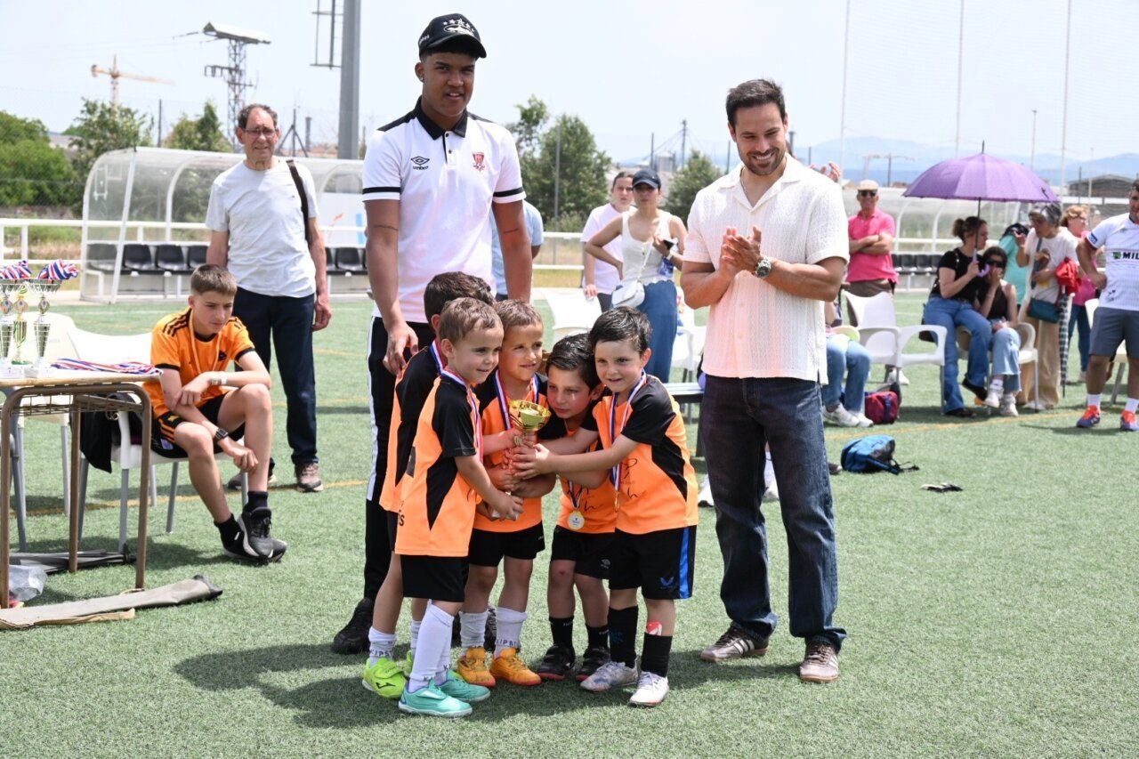 Niños celebrando con trofeos en los campos de Toñete