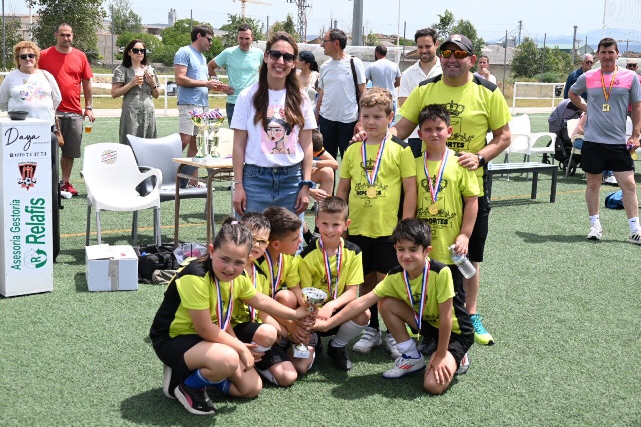 Niños celebrando en la fiesta del fútbol prebenjamín en Ciudad Rodrigo