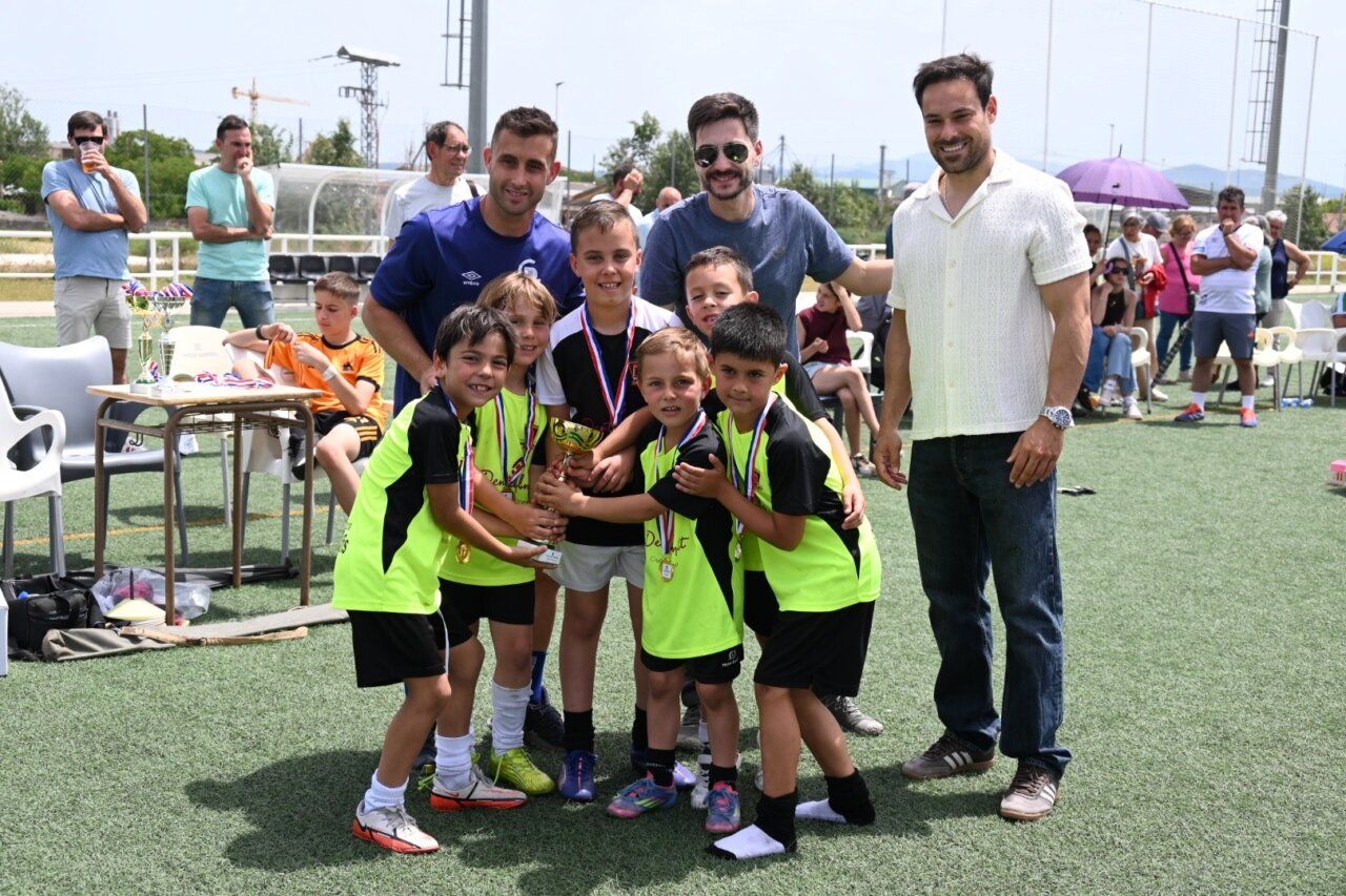 Niños celebrando con trofeos en los campos de Toñete