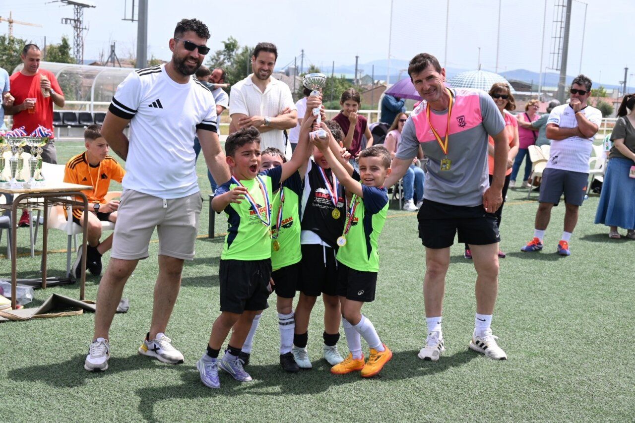 Niños celebrando con trofeos en los campos de Toñete