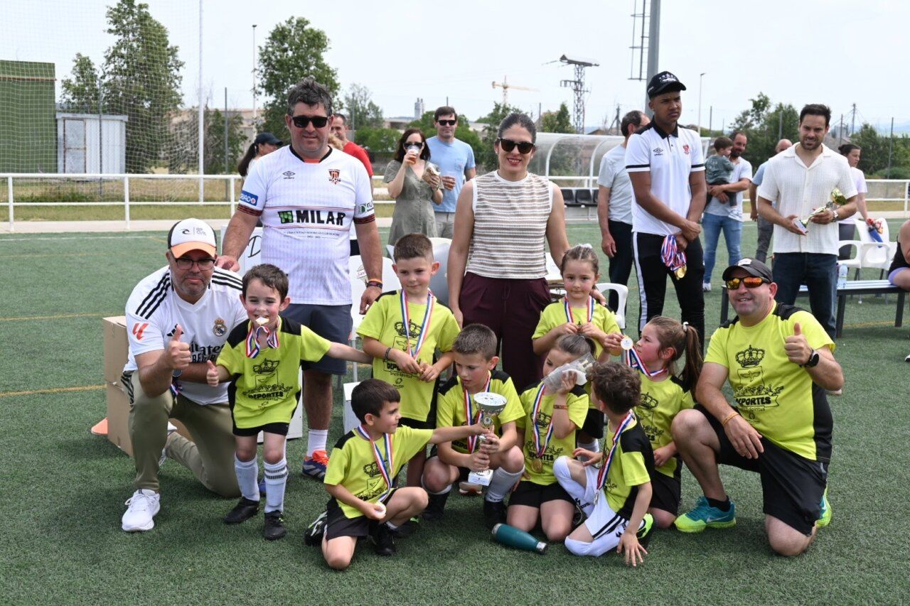 Niños celebrando la fiesta del fútbol prebenjamín en los campos de Toñete