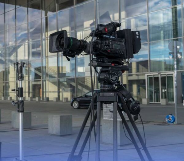 Cámara de video en un entorno urbano moderno en Salamanca