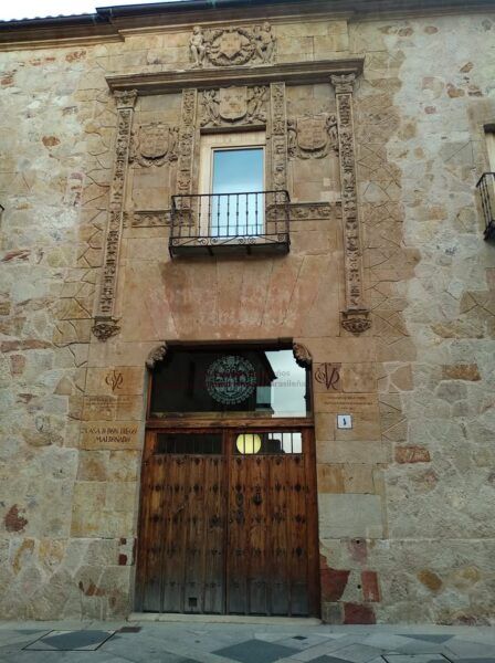 Fachada de la Casa de Don Diego Maldonado en Salamanca con detalles platerescos