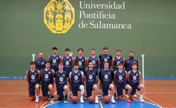 Equipo de baloncesto masculino del CDF UPSA posando en el gimnasio