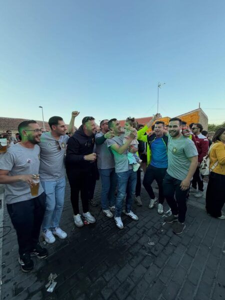 Grupo de personas celebrando en la calle durante un aniversario de peñas