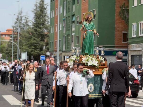 Vecinos de Salamanca participan en la misa y procesión en honor a San José Obrero.