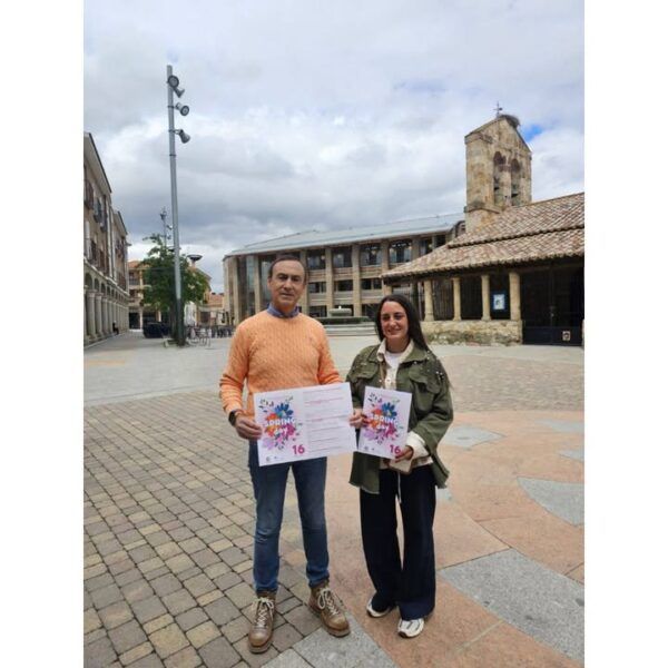 Dos personas sosteniendo carteles del evento Spring Day en Carbajosa de la Sagrada