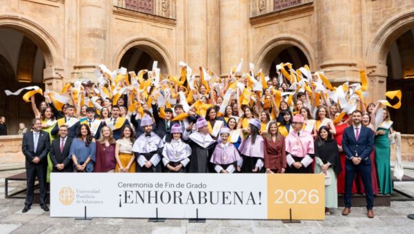 Estudiantes celebrando su graduación en la Universidad Pontificia de Salamanca