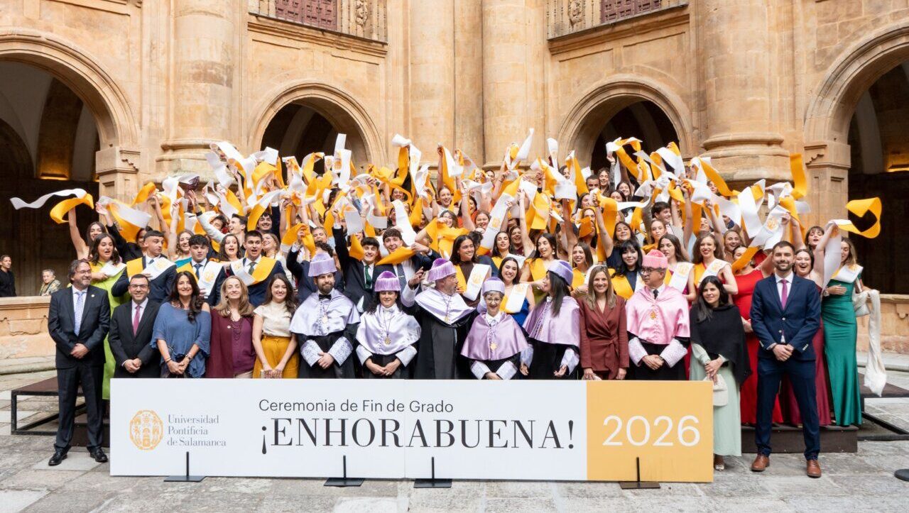 Estudiantes celebrando su graduación en la Universidad Pontificia de Salamanca