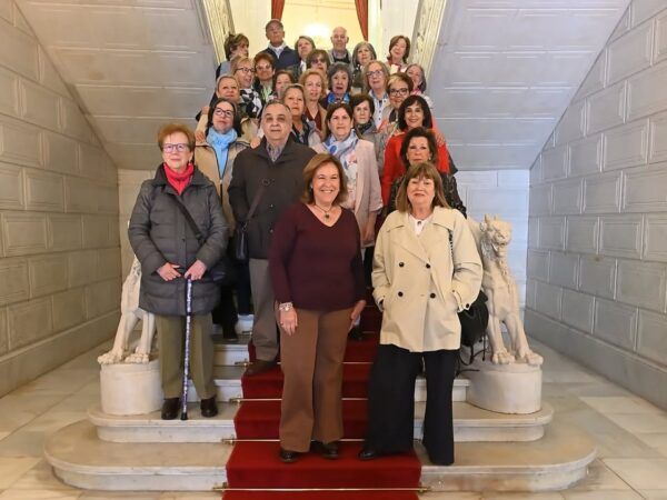 Grupo de profesionales de enfermería en ceremonia de homenaje en el Ayuntamiento.