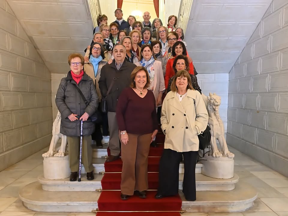 Grupo de profesionales de enfermería en ceremonia de homenaje en el Ayuntamiento.
