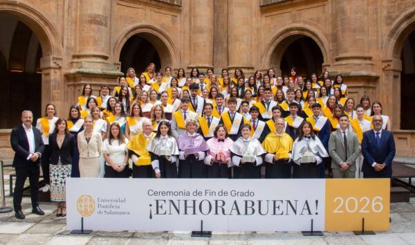 Grupo de graduados en la ceremonia de fin de grado en Salamanca
