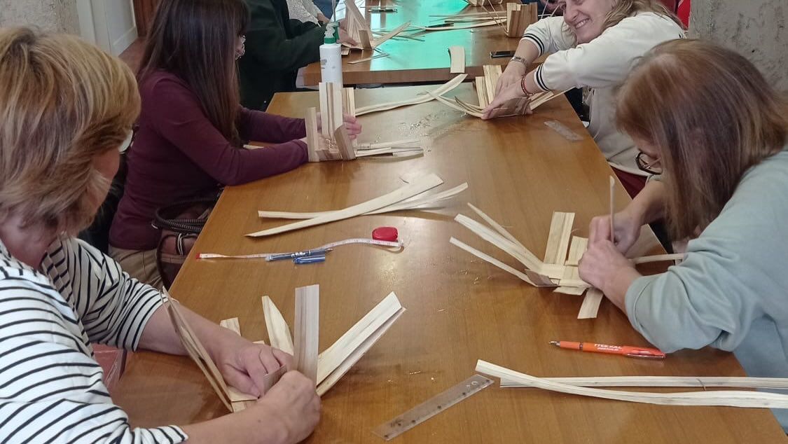 Participantes creando cestas de mimbre en un taller de cestería