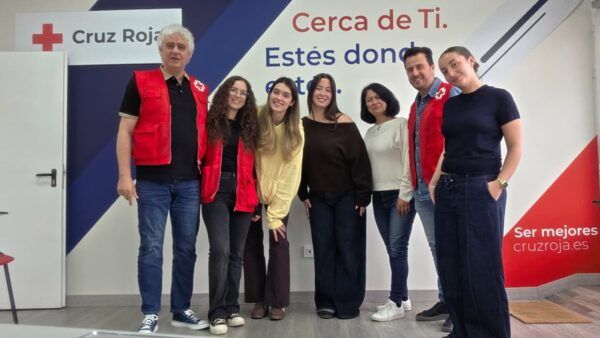 Grupo de personas en charla sobre redes sociales en Santa Marta de Tormes