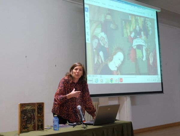 Charo García de Arriba durante su charla sobre el Tríptico de El Zarzoso