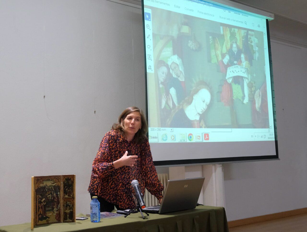 Charo García de Arriba durante su charla sobre el Tríptico de El Zarzoso