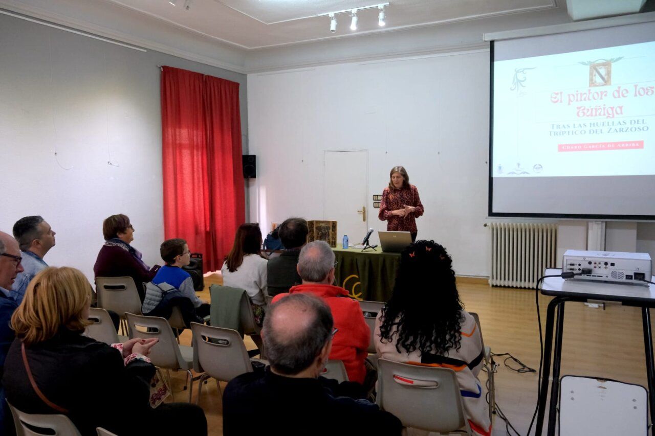 Charo García de Arriba presentando sobre el Tríptico de El Zarzoso en Béjar