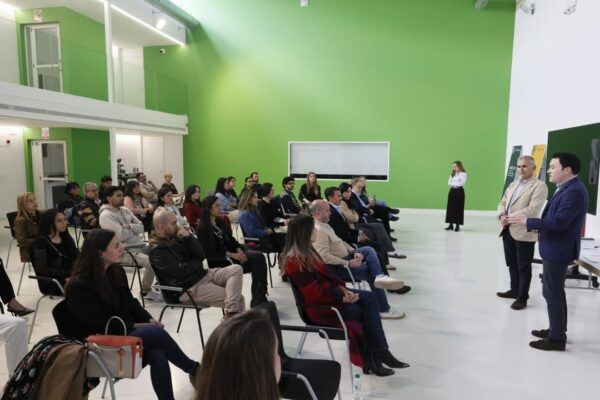 Evento de clausura de programas de formación en el Centro Tormes+ con jóvenes presentes