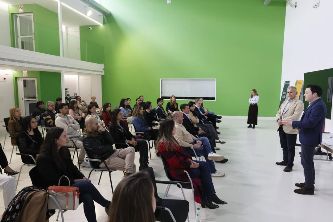 Evento de clausura de programas de formación en el Centro Tormes+ con jóvenes presentes