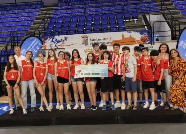 Grupo de jóvenes deportistas en la clausura de los Juegos Escolares