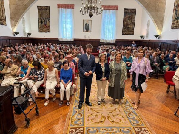 Acto de clausura del Programa Interuniversitario de la Experiencia en Salamanca con participantes y autoridades.
