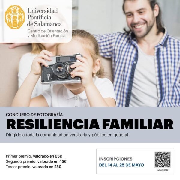 Un niño sosteniendo una cámara mientras sonríe junto a un adulto