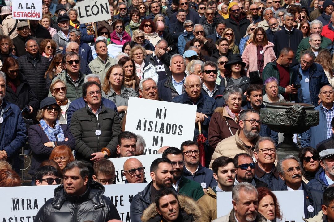 Concentración en Salamanca por mejores conexiones ferroviarias con ciudadanos sosteniendo pancartas.
