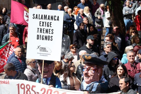 Concentración en Salamanca exigiendo mejores conexiones ferroviarias.