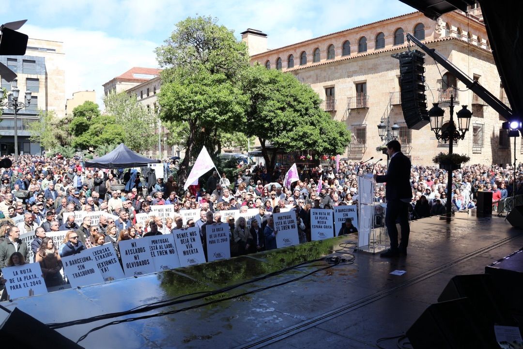Concentración en Salamanca por mejores conexiones ferroviarias con carteles de protesta.