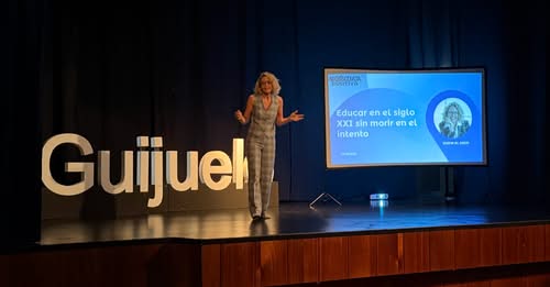 Diana Al Azem durante conferencia sobre educación en Guijuelo