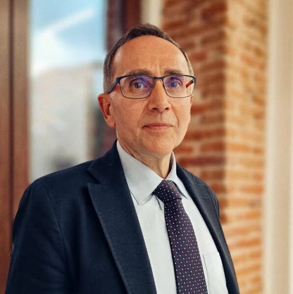 Profesor Carlos Belloso en conferencia sobre guerra justa y derecho