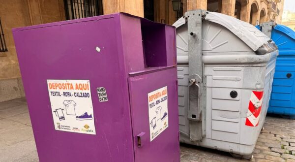 Contenedor de reciclaje textil en Salamanca con ropa y calzado