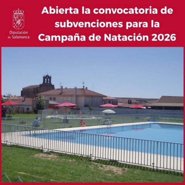 Piscina al aire libre con sombrillas y edificio al fondo en Salamanca